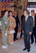 Koizumi attends New Year's kabuki play